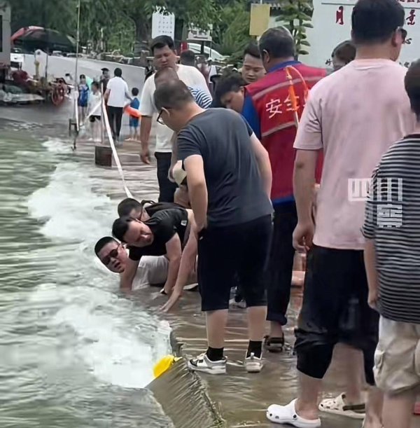 泸深通 安徽一男孩跌入湍流被冲进桥洞，众人死死拉住将其拽出，当地：孩子平安，桥洞正在架网
