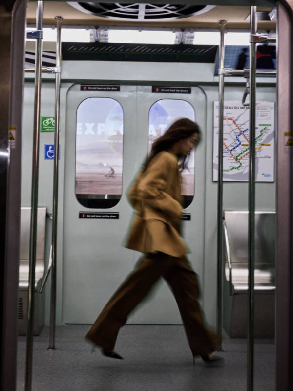 蜗牛配资 欧阳娜娜拍地铁写真大片！秒变时尚女超模魅力十足