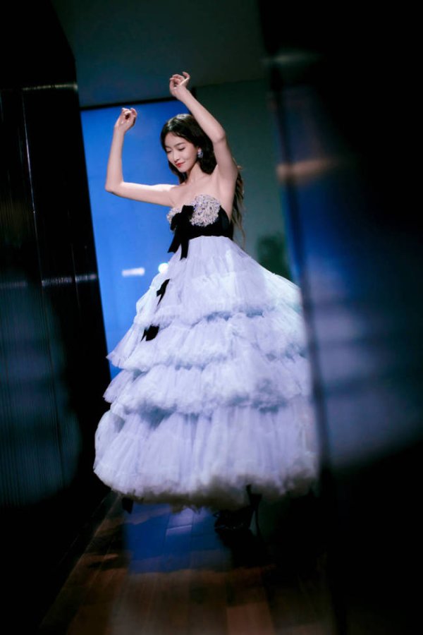 通盈证券 宋茜穿蝴蝶结抹胸裙似公主！身材性感吸睛美貌迷人