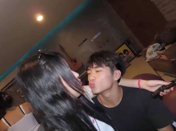 诚信配资 曹格儿子Joe恋爱了！抱着女友甜蜜亲吻大方秀恩爱