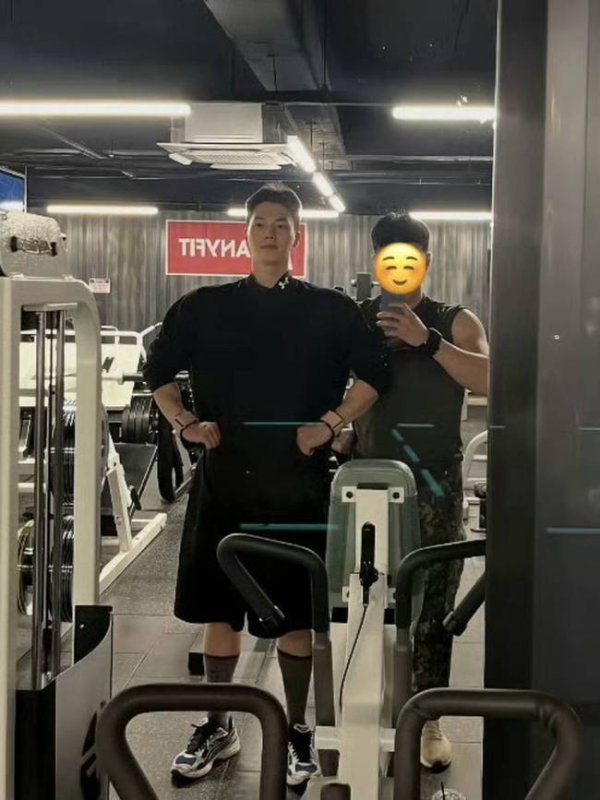 东方财通 韩国演员宋江更新健身照！肩膀宽肥头大面变丑了