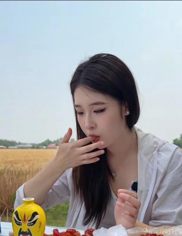 泰仓配资 北京探路网红徐小其，三观最正的丫头，完美解释何为农村幸福