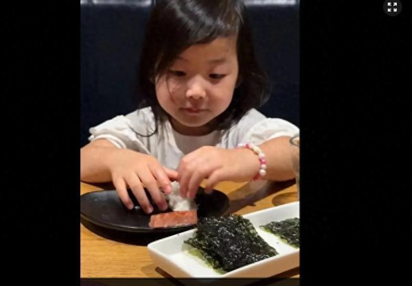 众银策略 朱珠一家现身迪士尼，老公女儿同框画面超温馨