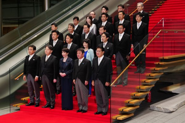 建宝优配 日本自民党多名涉“黑金”丑闻议员任新内阁要职